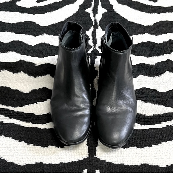 Jack Rogers "Bailey" Black Leather Side Zip Scalloped Ankle Boots Size 8 - Picture 3 of 13